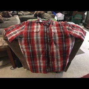 Men’s Underarmour button down shirts.